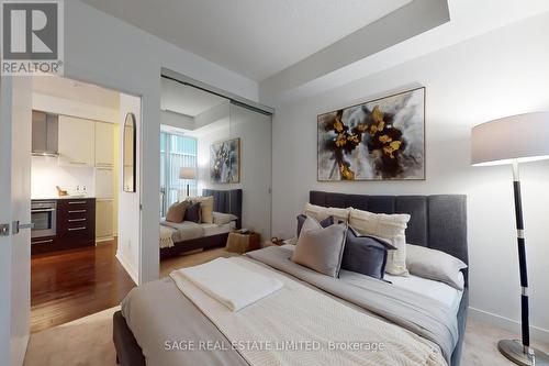 402 - 770 Bay Street, Toronto, ON - Indoor Photo Showing Bedroom