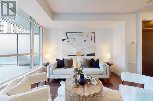 #402 -770 Bay St, Toronto, ON - Indoor Photo Showing Living Room