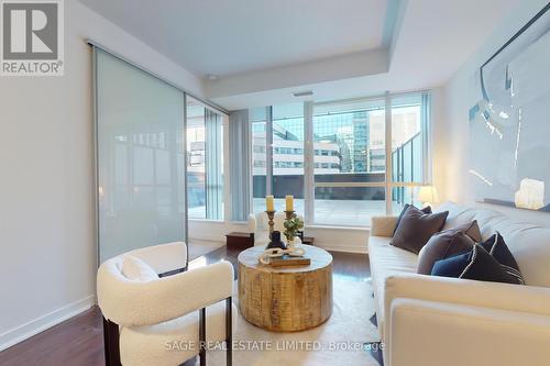 #402 -770 Bay St, Toronto, ON - Indoor Photo Showing Living Room