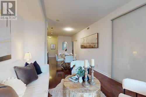 402 - 770 Bay Street, Toronto, ON - Indoor Photo Showing Living Room