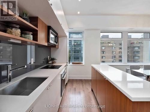 #605 -111 St Clair Ave W, Toronto, ON - Indoor Photo Showing Kitchen With Upgraded Kitchen