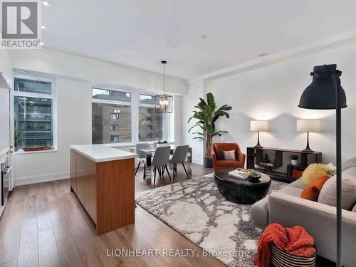 #605 -111 St Clair Ave W, Toronto, ON - Indoor Photo Showing Living Room
