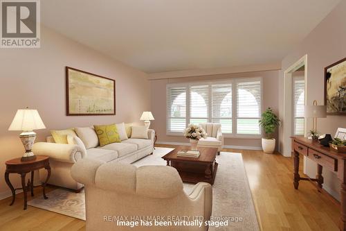 876 Sparrow Rd, Newmarket, ON - Indoor Photo Showing Living Room