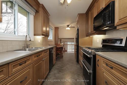 876 Sparrow Rd, Newmarket, ON - Indoor Photo Showing Kitchen With Double Sink