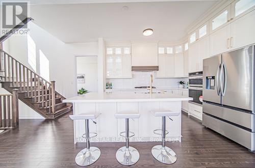 72 Weslock Cres, Aurora, ON - Indoor Photo Showing Kitchen With Upgraded Kitchen