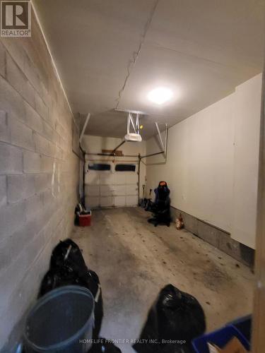 1221 Mccron Crescent, Newmarket, ON - Indoor Photo Showing Garage