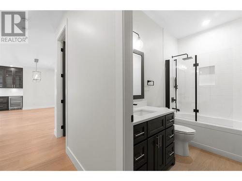 30 15Th Avenue Se, Salmon Arm, BC - Indoor Photo Showing Bathroom