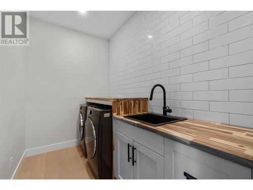 30 15Th Avenue Se, Salmon Arm, BC - Indoor Photo Showing Laundry Room