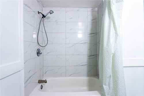 23 Horning Drive, Hamilton, ON - Indoor Photo Showing Bathroom