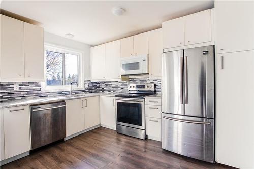 23 Horning Drive, Hamilton, ON - Indoor Photo Showing Kitchen With Stainless Steel Kitchen With Upgraded Kitchen