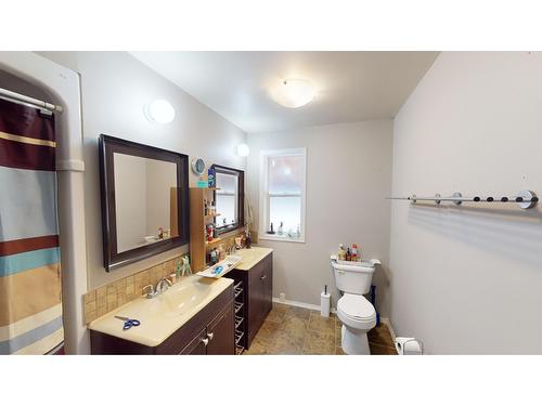 411 9Th Avenue S, Cranbrook, BC - Indoor Photo Showing Bathroom