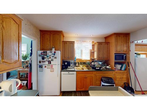 411 9Th Avenue S, Cranbrook, BC - Indoor Photo Showing Kitchen