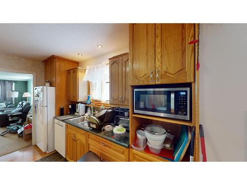 411 9Th Avenue S, Cranbrook, BC - Indoor Photo Showing Kitchen With Double Sink