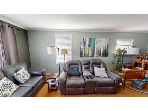 411 9Th Avenue S, Cranbrook, BC - Indoor Photo Showing Living Room