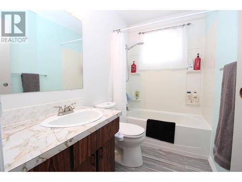 120 Summit Crescent, Mackenzie, BC - Indoor Photo Showing Bathroom