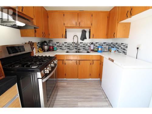 120 Summit Crescent, Mackenzie, BC - Indoor Photo Showing Kitchen With Double Sink