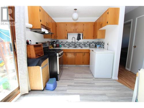 120 Summit Crescent, Mackenzie, BC - Indoor Photo Showing Kitchen With Double Sink