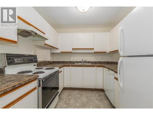 851 5 Avenue Sw Unit# 105, Salmon Arm, BC - Indoor Photo Showing Kitchen With Double Sink