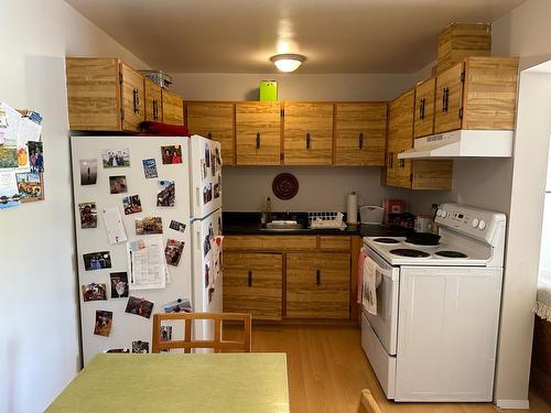201 - 880 Wordsworth Avenue, Warfield, BC - Indoor Photo Showing Kitchen