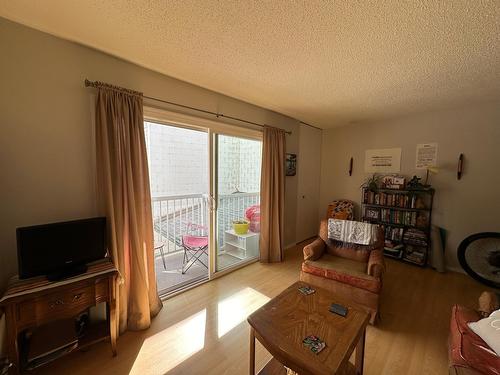 201 - 880 Wordsworth Avenue, Warfield, BC - Indoor Photo Showing Living Room