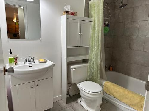 201 - 880 Wordsworth Avenue, Warfield, BC - Indoor Photo Showing Bathroom