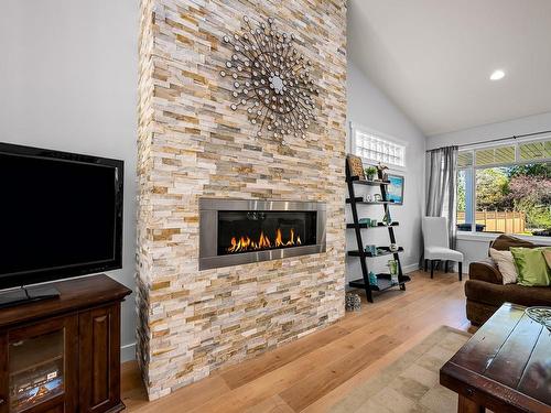 3886 Royston Rd, Courtenay, BC - Indoor Photo Showing Living Room With Fireplace