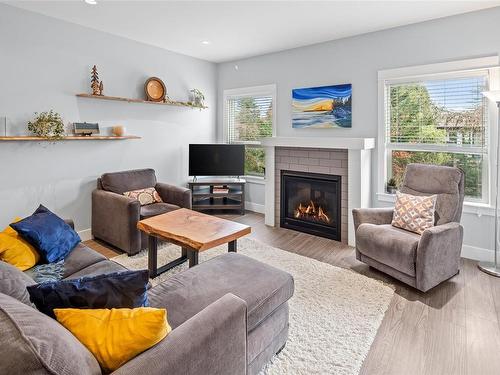 4-2923 Shelbourne St, Victoria, BC - Indoor Photo Showing Living Room With Fireplace