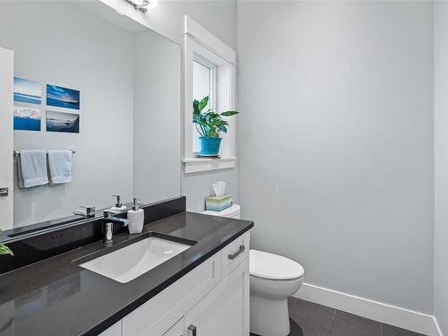 4-2923 Shelbourne St, Victoria, BC - Indoor Photo Showing Bathroom