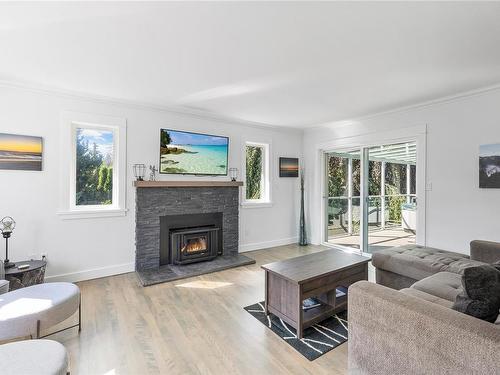 4888 Bench Rd, Cowichan Bay, BC - Indoor Photo Showing Living Room With Fireplace