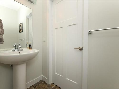 12-2109 13Th St, Courtenay, BC - Indoor Photo Showing Bathroom