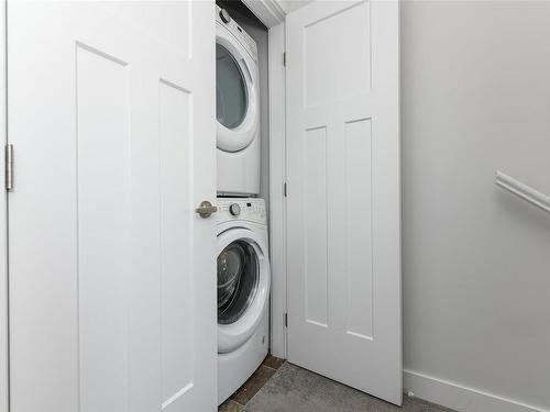 12-2109 13Th St, Courtenay, BC - Indoor Photo Showing Laundry Room