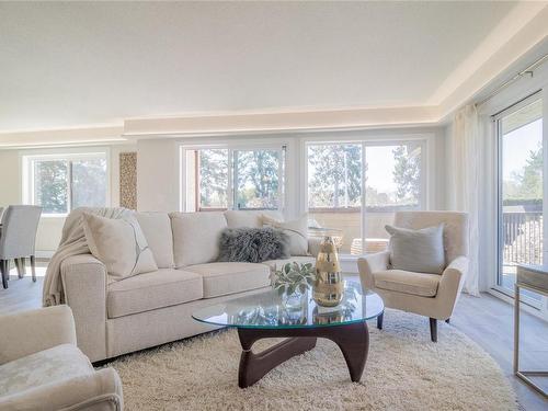 301-920 Park Blvd, Victoria, BC - Indoor Photo Showing Living Room