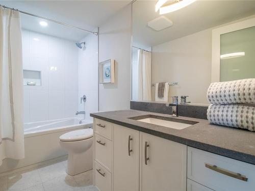 301-920 Park Blvd, Victoria, BC - Indoor Photo Showing Bathroom