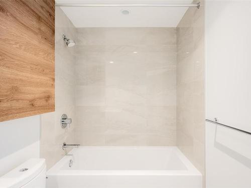 307-363 Tyee Rd, Victoria, BC - Indoor Photo Showing Bathroom