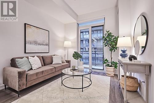 307 - 39 Roehampton Avenue, Toronto, ON - Indoor Photo Showing Living Room