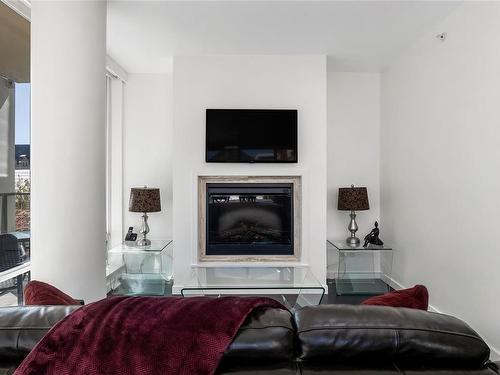 402-708 Burdett Ave, Victoria, BC - Indoor Photo Showing Living Room