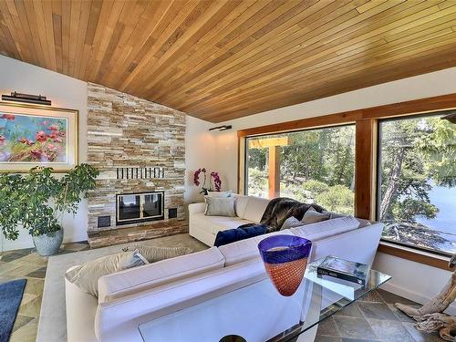 7909 Bedwell Dr, Pender Island, BC - Indoor Photo Showing Living Room With Fireplace