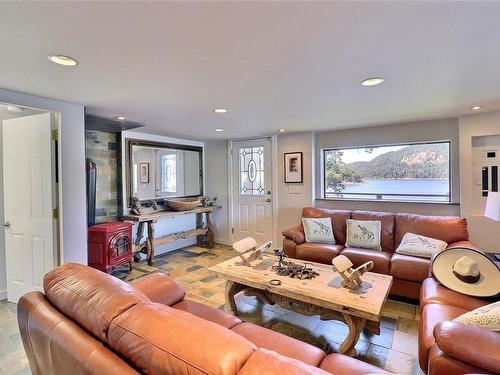 7909 Bedwell Dr, Pender Island, BC - Indoor Photo Showing Living Room