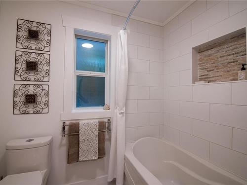 5235 Hammond Bay Rd, Nanaimo, BC - Indoor Photo Showing Bathroom
