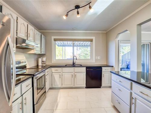 112 Davies Lane, Nanaimo, BC - Indoor Photo Showing Kitchen With Upgraded Kitchen