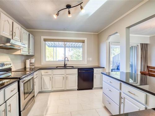 112 Davies Lane, Nanaimo, BC - Indoor Photo Showing Kitchen With Upgraded Kitchen