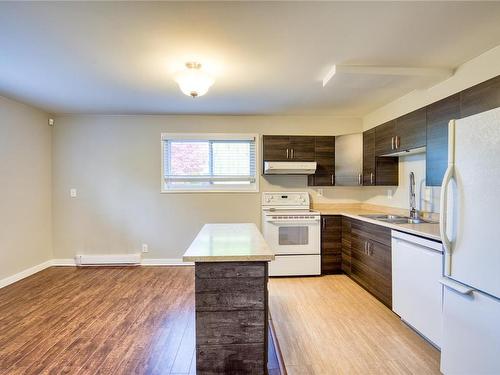 112 Davies Lane, Nanaimo, BC - Indoor Photo Showing Kitchen With Double Sink