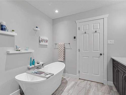 568 Soriel Rd, Parksville, BC - Indoor Photo Showing Bathroom