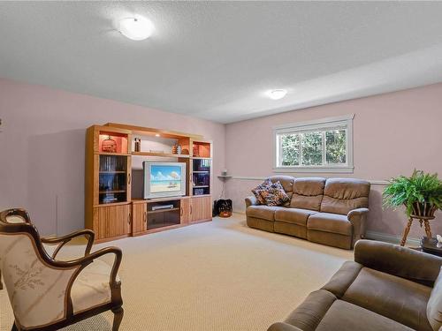 568 Soriel Rd, Parksville, BC - Indoor Photo Showing Living Room