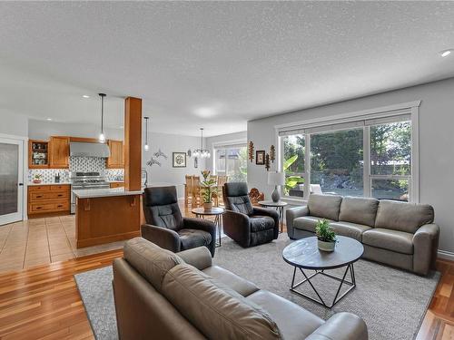 568 Soriel Rd, Parksville, BC - Indoor Photo Showing Living Room
