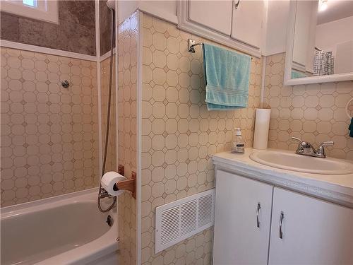 108 7Th Street Sw, Portage La Prairie, MB - Indoor Photo Showing Bathroom