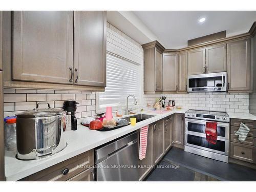 209 King Street South St S, New Tecumseth, ON - Indoor Photo Showing Kitchen With Upgraded Kitchen
