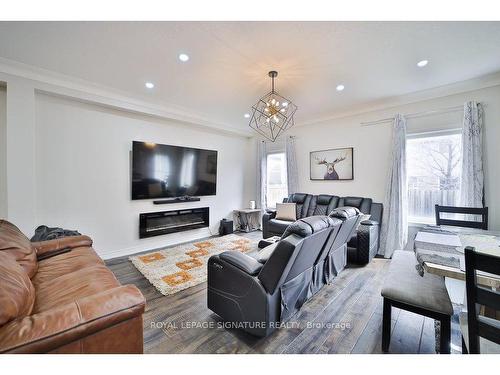 209 King Street South St S, New Tecumseth, ON - Indoor Photo Showing Living Room