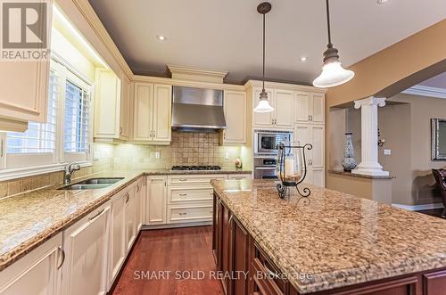 31 Ridgestone Dr, Richmond Hill, ON - Indoor Photo Showing Kitchen With Double Sink With Upgraded Kitchen