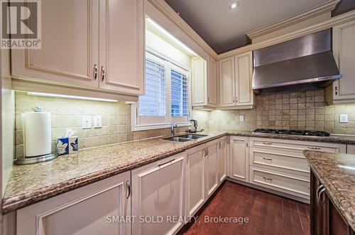 31 Ridgestone Dr, Richmond Hill, ON - Indoor Photo Showing Kitchen With Double Sink With Upgraded Kitchen